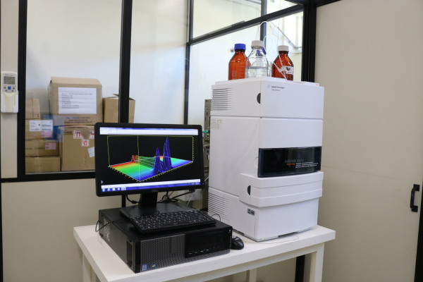 Cromatógrafo líquido com detector de UV-DAD